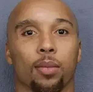 Ex-jogador da NFL é preso por praticar ato sexual em shopping nos EUA
