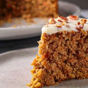 Bolo de cenoura sem glúten muito fofinho e com cobertura cremosa de chocolate, perfeito para o Dia dos Pais