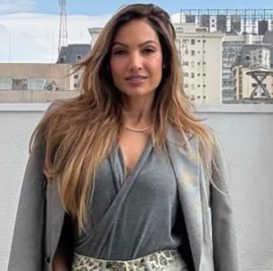 Patrícia Poeta investe em mix de estilos com blazer e calça destroyed em modelagem barrel