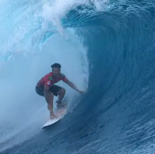 Italo Ferreira supera lesão e se classifica para as oitavas de final em Teahupoo