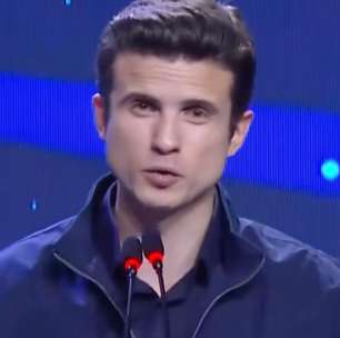 Humorista, André Marinho responde pergunta imitando Eduardo Paes em debate e diz: 'Fujão'