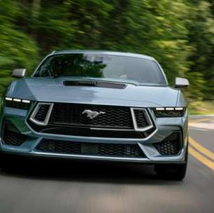 Ford quer manter V8 do Mustang em sedã híbrido de quatro portas