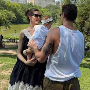 Camila Queiroz exibe look P&amp;B e bolsa de R$ 19,1 mil no Central Park de NY com a filha e Klebber Toledo