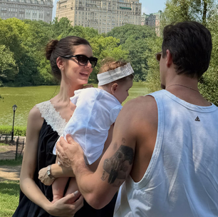À la 'Bonequinha de Luxo': Camila Queiroz curte o verão em Nova York com vestido preto 'comfy' de renda creme por quase R$ 1,5 mil ao lado de Klebber Toledo em clique raro com a filha Clara, de 7 meses