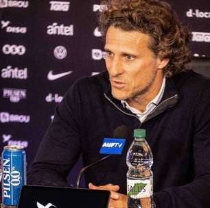 Forlán é apresentado pelo Uruguai e cogita convocação de Suárez
