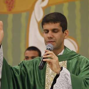 Padre brasileiro é excomungado após se unir a grupo conservador que desafia Papa
