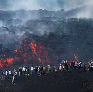 Cinzas do vulcão Etna interrompem voos no aeroporto de Catânia, na Itália