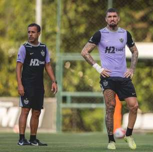Atlético teme ficar sem zagueiros no banco contra o Grêmio