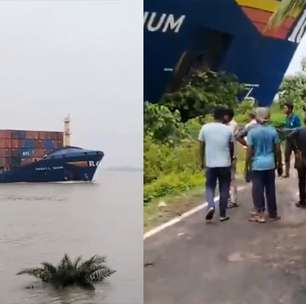 Vídeo mostra momento em que navio perde controle e atinge margem de rio na Índia