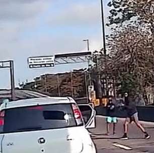 Vídeo registra momento que criminosos armados com fuzis roubam carro na Avenida Brasil, no Rio