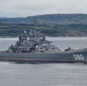 Durante a Guerra Fria, a Rússia construiu o maior navio de guerra do mundo; após quase 30 anos no estaleiro, ele está pronto para integrar as forças armadas do país