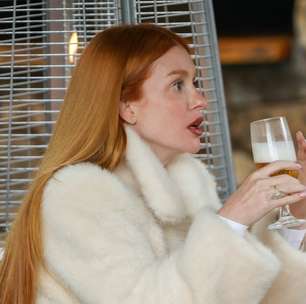 Festival de Gramado: Marina Ruy Barbosa dribla frio com cerveja, casaco branco de pele e meia preta