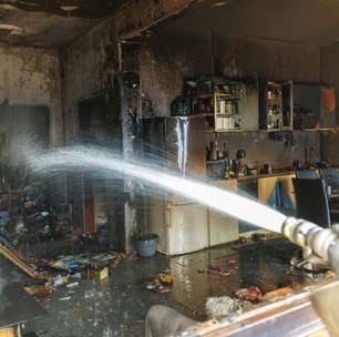 Incêndio florestal na Croácia deixa dezenas de feridos e desloca milhares de turistas e moradores