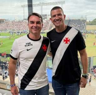 Flávio Bolsonaro acompanha Vasco x Santos em São Januário e pede autógrafo a Neymar