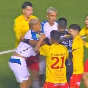 Deyverson provoca torcida e se envolve em confusão no Equador