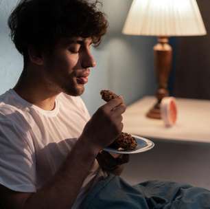 Comer tarde engorda? Saiba os impactos e como evitar excessos