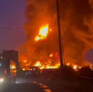 Vídeo mostra incêndio provocado por explosão de tambores com solvente em fábrica na Índia
