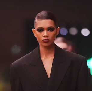 Em seis meses, Thalita Ferreira saiu da pizzaria para abrir desfile de YSL; conheça a trajetória da modelo