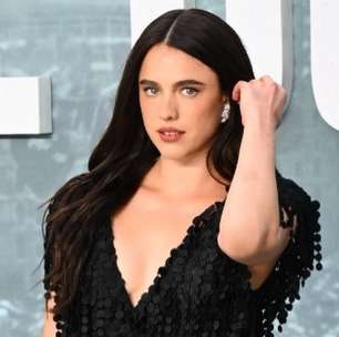 Que sandália é essa? Margaret Qualley é a 1ª famosa a usar modelo "calcanheira" da Chanel que deixa o pé descalço