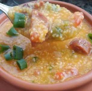 Canjiquinha com bacon e calabresa preparada na panela de pressão, para uma refeição rápida e bem saborosa