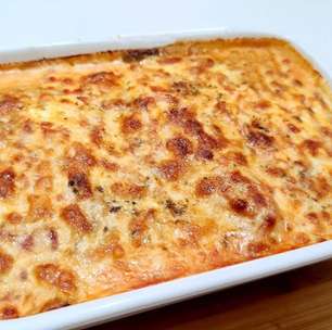 Peixe cremoso no forno com filé de tilápia coberto por um molho especial, para uma refeição incrível