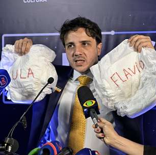 Renan Santos leva fraldas com nomes de Lula e Flávio Bolsonaro para debate na Band: 'Dois medrosos'