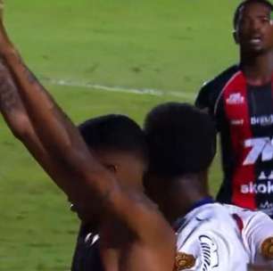 'Comemoração de Messi' causa confusão em Ba-Vi e zagueiro tenta rasgar camisa do rival