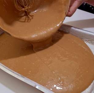 Bolo de capuccino simples e super fofinho, feito com café e iogurte, que vai perfumar a sua casa