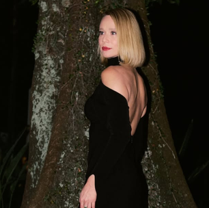 Mariana Ximenes usa longo preto de R$ 23.433 para ser jurada na 'Dança dos Famosos'