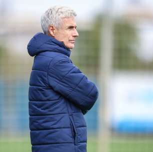 Luís Castro fica frente a frente com torcida do Grêmio