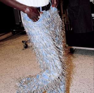 Jeans ganha texturas e se despede do básico