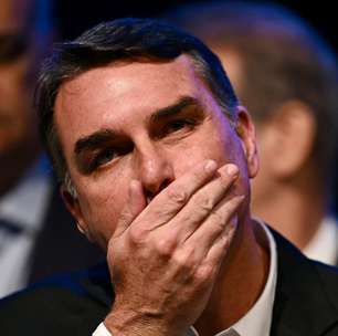 Flávio Bolsonaro volta a fugir de perguntas sobre Vorcaro e tenta culpar imprensa