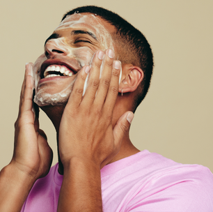 Skincare masculino: rotina simples ajuda a manter a pele saudável e previne oleosidade, irritações e envelhecimento precoce