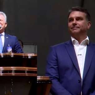 Pastor pede bênção para Flávio Bolsonaro em culto e ora por Brasil livre das 'garras de Satanás'