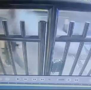 Poste cai sobre mulher e criança em Copacabana, no Rio