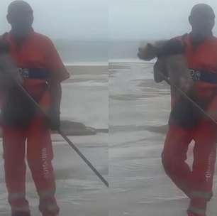 Gari resgata cachorro arrastado pela correnteza durante ressaca em Copacabana