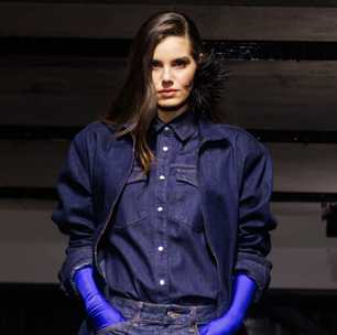 Camila Queiroz e Isabeli Fontana desfilam com all jeans. Carolina Dieckmmann segue a trend na plateia
