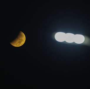 Eclipse deixa lua 'quase completamente' escurecida; veja imagens