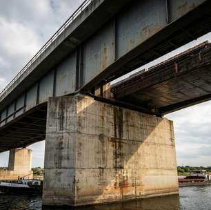 Uma ponte de 918 metros carrega um canal inteiro sobre o Rio Elba e permite que grandes embarcações naveguem pelo alto