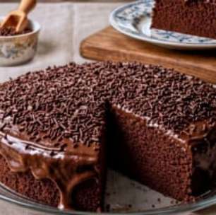 Bolo de chocolate fácil com brigadeiro: todo mundo ama
