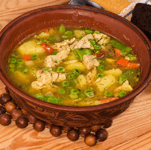 Quer um jantar leve e rico em proteínas? Veja 3 receitas de sopas saudáveis
