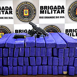 Mulher tentou fugir da Polícia Rodoviária no RS, mas foi interceptada com drogas e uma pistola argentina