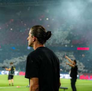 Monaco de Filipe Luís vence PSG de virada em Paris