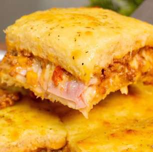 Lanche de forno bem recheado e prático com muito queijo derretido, que é impossível comer apenas um pedaço