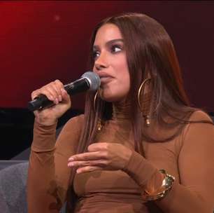 Anitta volta a reclamar de problemas no 'Estrelas da Casa' ao vivo: 'A gente só tá ouvindo a produção'