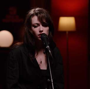 Violet Grohl encanta em versão acústica e intimista para clássico do The Cure