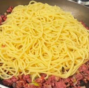 Espaguete soltinho feito com carne de lata para ficar incrivelmente saboroso, rápido e perfeito
