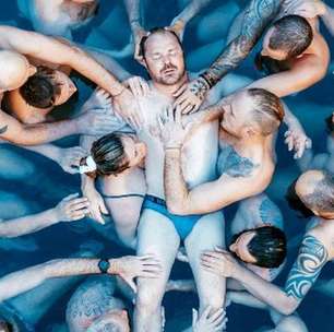 Homens aparecem chorando abraçados e de cueca em piscina e vídeo viraliza