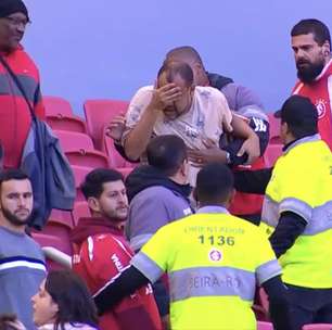 Vídeo: homem com a camisa do Santos entra na torcida do Inter e causa confusão