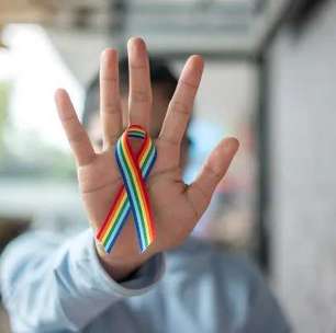 Pais são condenados em R$ 100 mil por expulsar e rejeitar filho após ele relevar ser gay